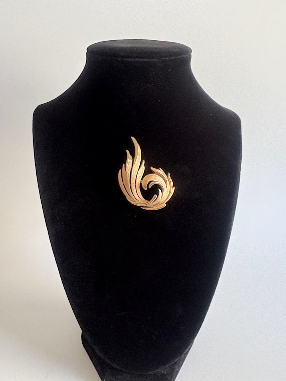 Vintage 1950s Crown Trifari Gold Swirl Leaf Brooch Pin